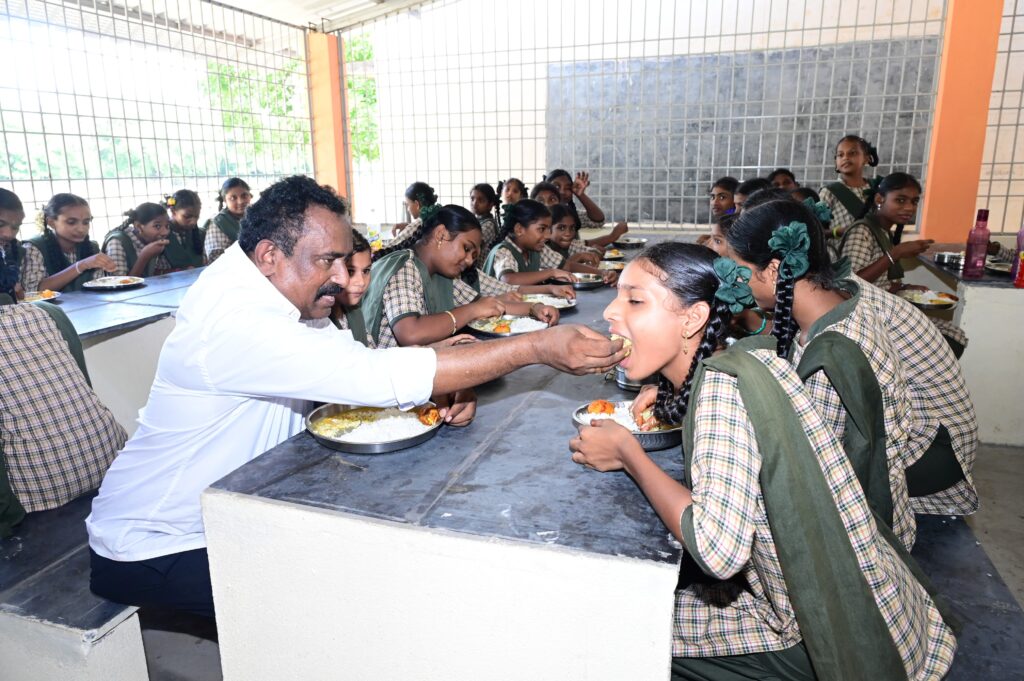 WhatsApp-Image-2025-08-11-at-8.23.49-PM-1024x681 సిరిపల్లిలో డిజిటల్ లైబ్రరీ ప్రారంభం