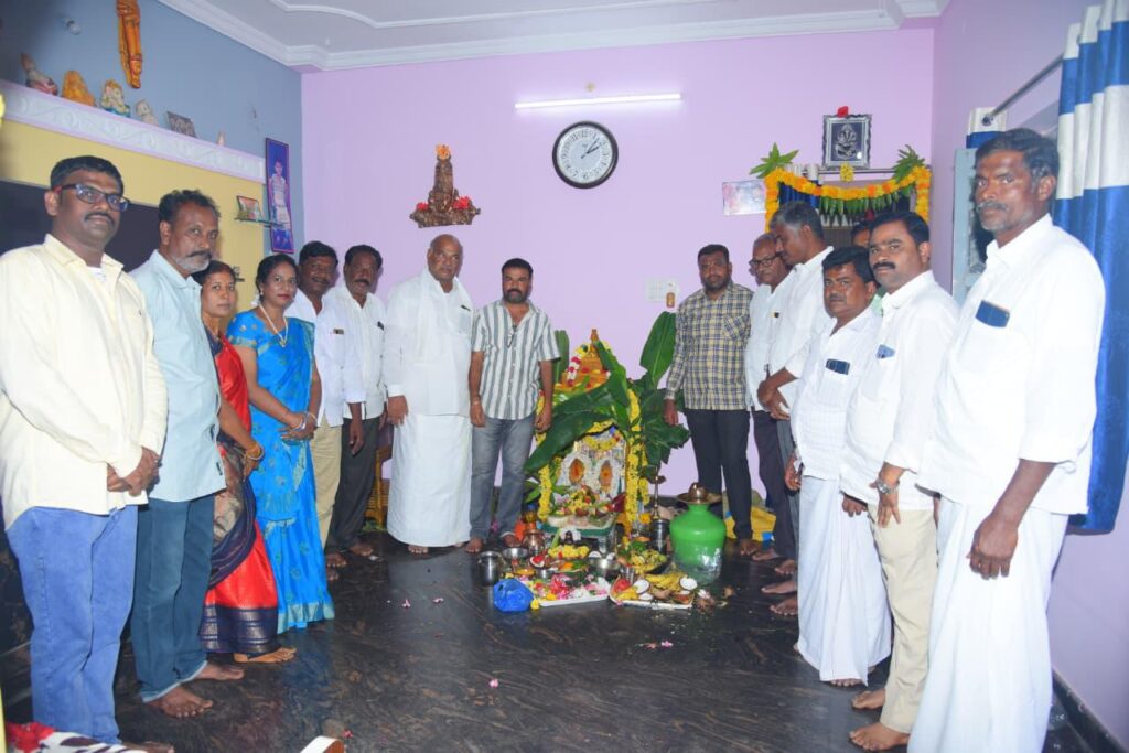 WhatsApp-Image-2025-08-17-at-8.30.39-PM-1-1024x683 బాల్యం రాజేష్ నివాసంలో సత్యనారాయణ వ్రతం!