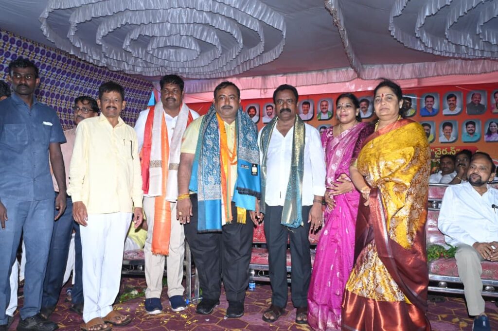 WhatsApp-Image-2025-08-17-at-8.41.56-PM-1024x681 అంబాజీపేట మార్కెట్ యార్డు పాలకవర్గ ప్రమాణ స్వీకారం